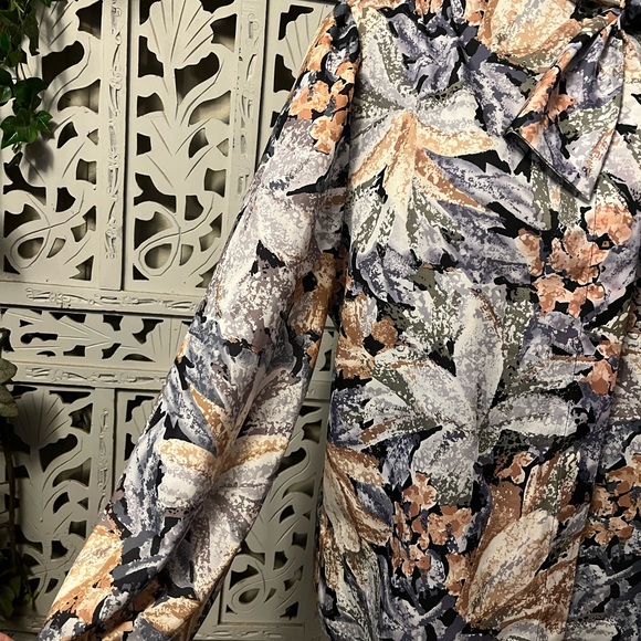 VINTAGE LAURA MAY MARVELOUS BLACK TAN & GRAY FLORAL DESIGN LONG SLEEVE TOP - Picture 4 of 8